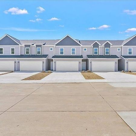 Central Cedar Falls Townhome - King Beds! Exterior photo