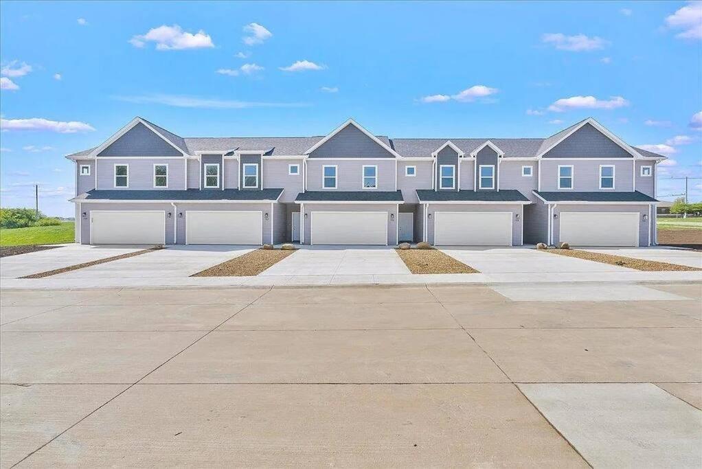 Central Cedar Falls Townhome - King Beds! Exterior photo