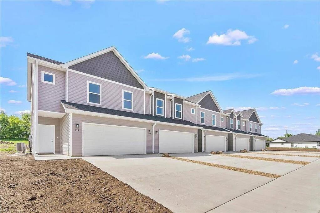 Central Cedar Falls Townhome - King Beds! Exterior photo